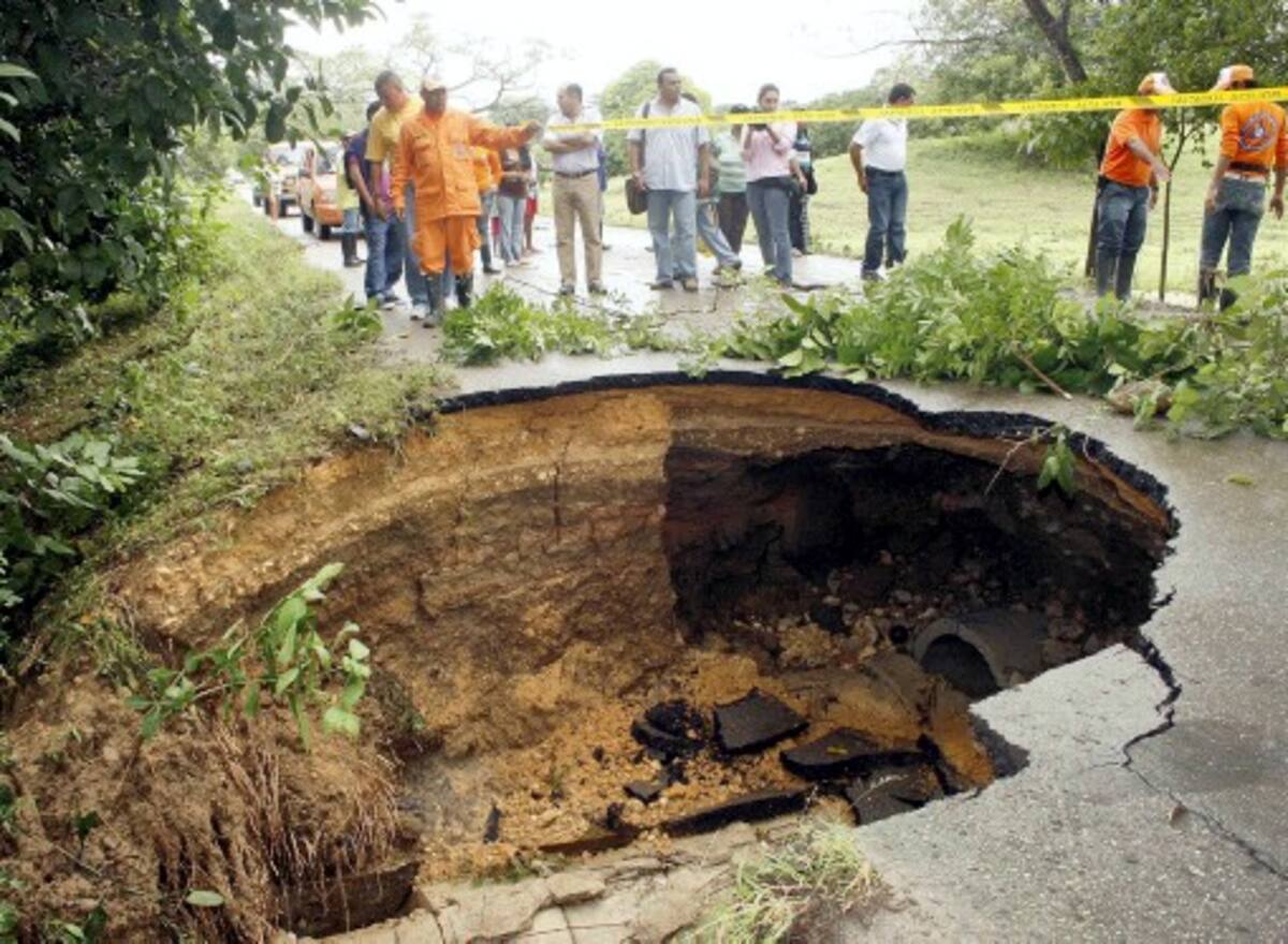 La vía de Varsovia hacia San Antonio de Palmito fue cerrada porque se socavó más de medio carril y se cayó otro puente, dejando incomunicado al municipio de San Antonio de Palmito.