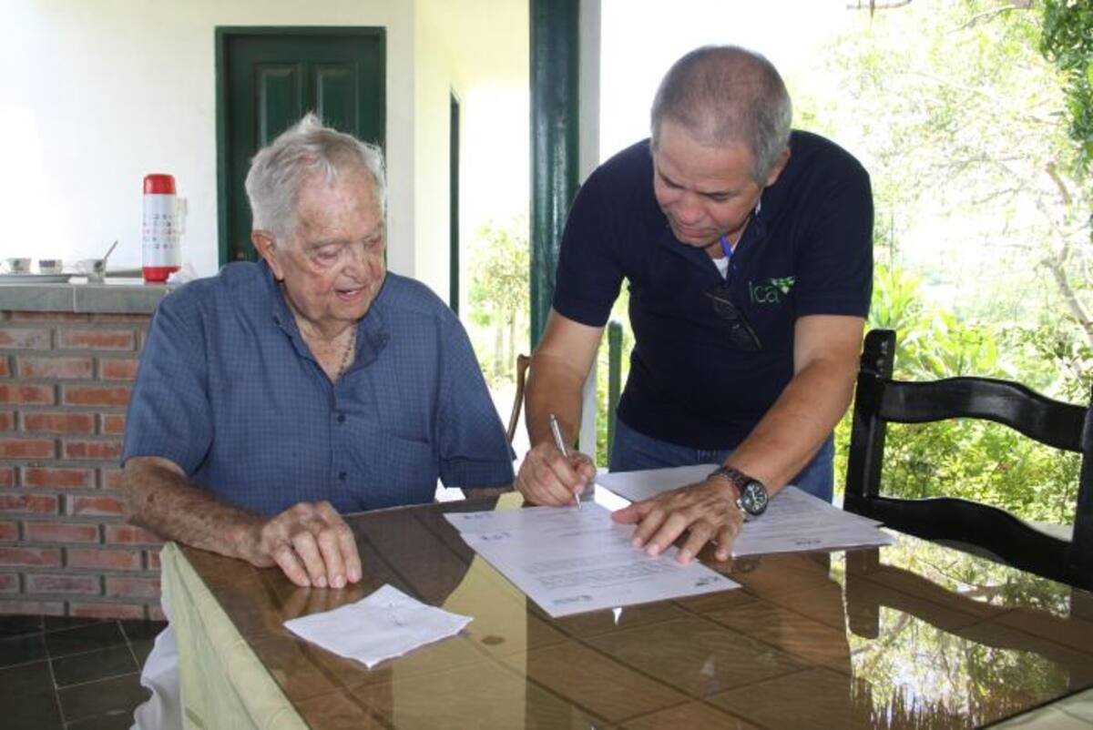 Leoncio Jaimes, del ICA (firmando) y Joaquín García Hernández, gerente general de Lombriabonos del Caribe S.A.S., certificado para producir fertilizantes orgánicos. HFA - EL UNIVERSAL