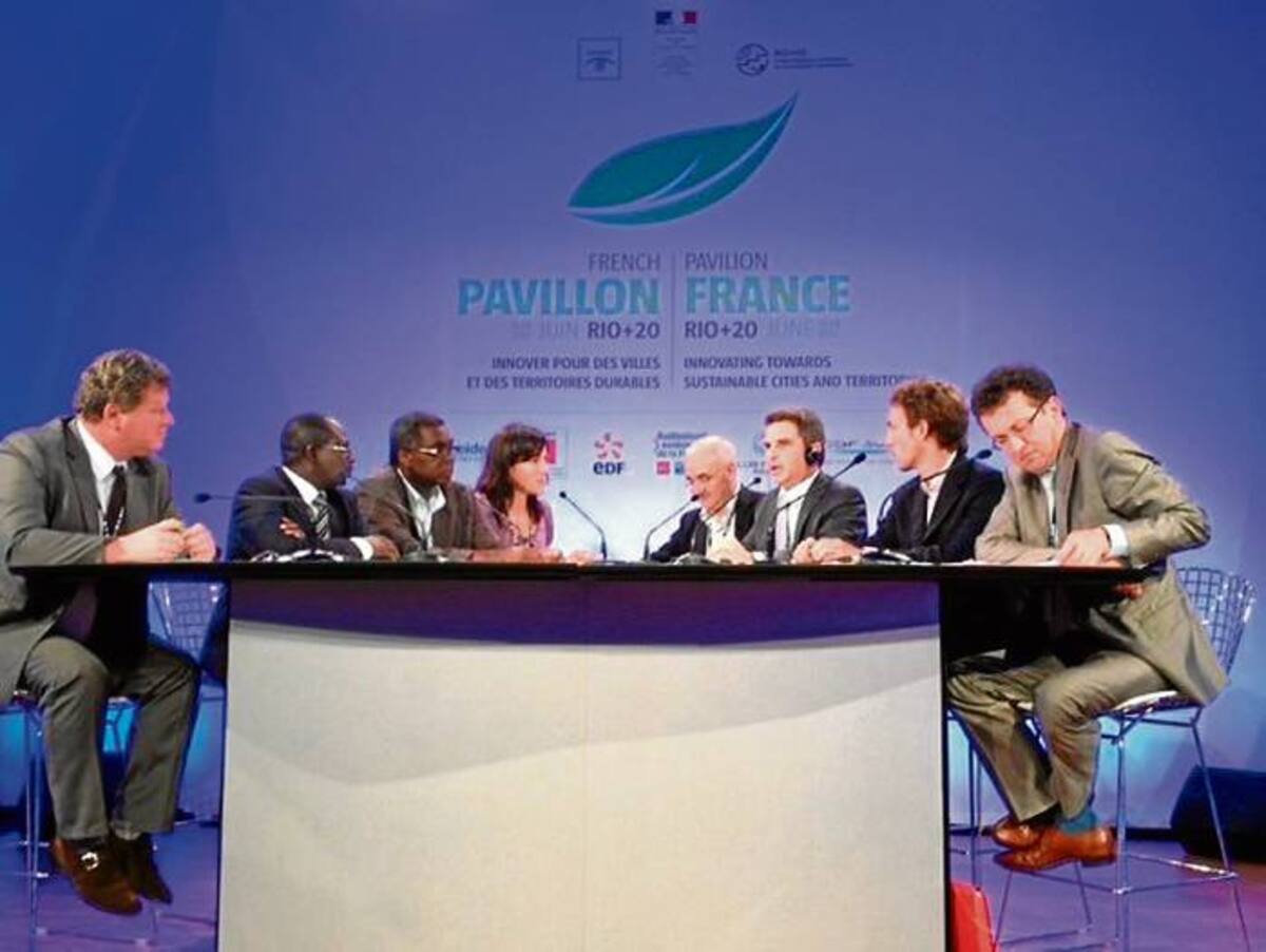 El alcalde de Montería, Carlos Eduardo Correa, compartió panel con Aisa Kasiyira de la ONU y Remi Genevey de la Agencia de Cooperacion Francesa.