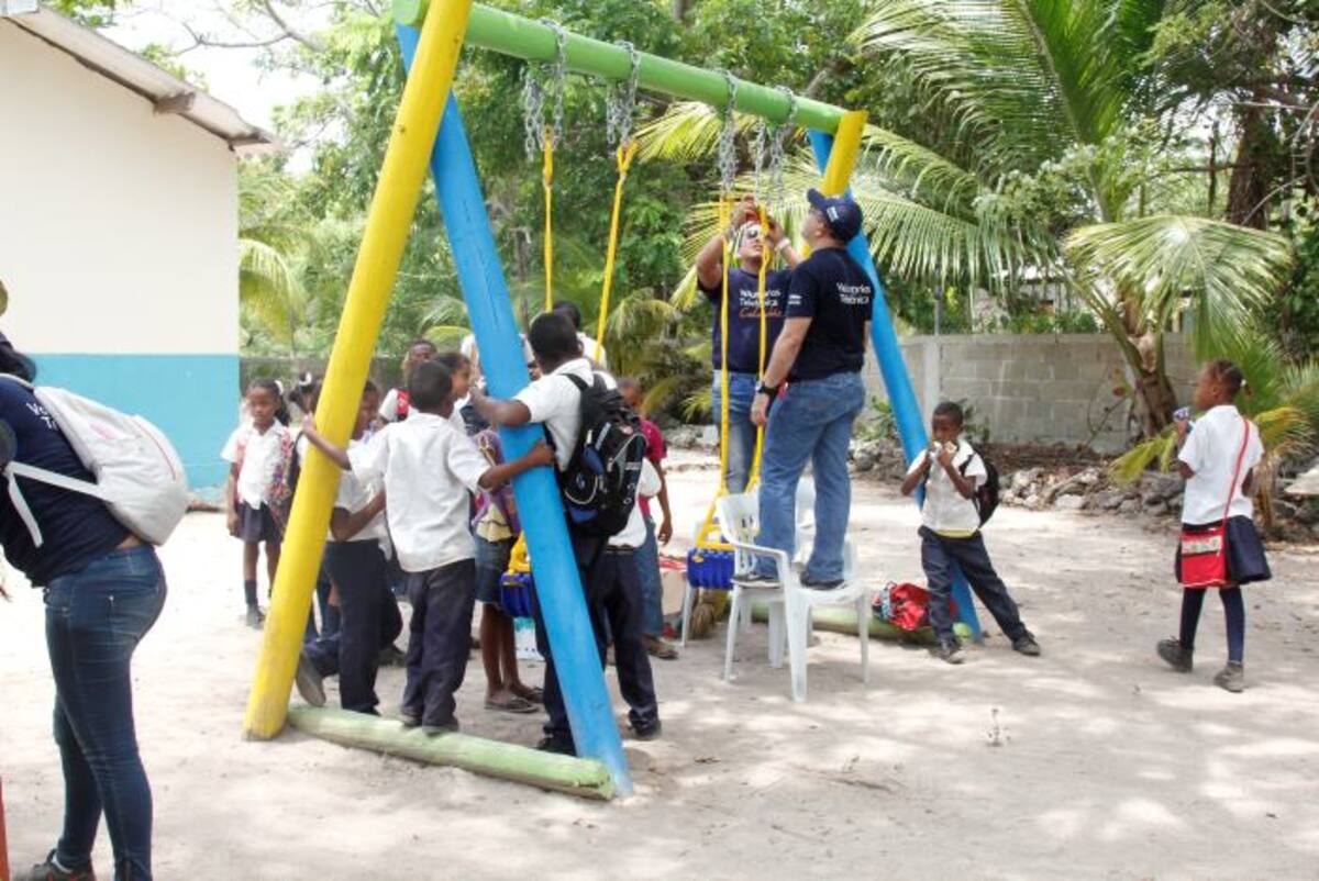 Con ayuda de los niños de la Institución Educativa Isla Grande, los voluntarios realizaron mejoras y adecuaciones en la escuela. Kailline Giraldo-El Universal