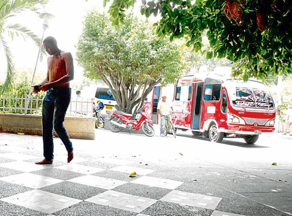 Pese a las múltiples heridas, el conductor de la buseta entró por sus propios medios a la clínica.