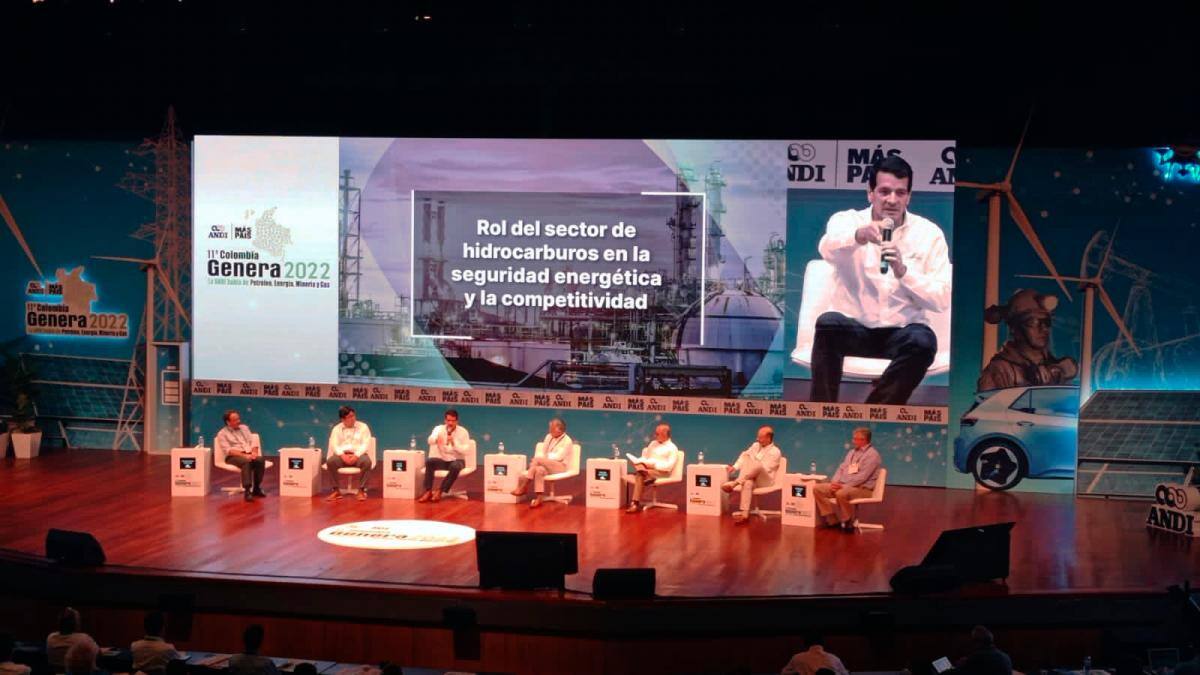 El presidente de Ecopetrol, Felipe Bayón, en la pantalla, interviene en el panel ‘Rol del sector de hidrocarburos en la seguridad energética y la competitividad’, en Colombia Genera 2022. Le acompañan Nicolás Pareja, director de El Universal (moderador), Alejandro Niño (ANH), Orlando Cabrales (Frontera Energy), Manuel Buitrago (Gran Tierra Energy), Daniel Ferreiro (Parex) y Thomas Lutz (Canacol Energy Colombia). // ZENIA VALDELAMAR - EL UNIVERSAL.