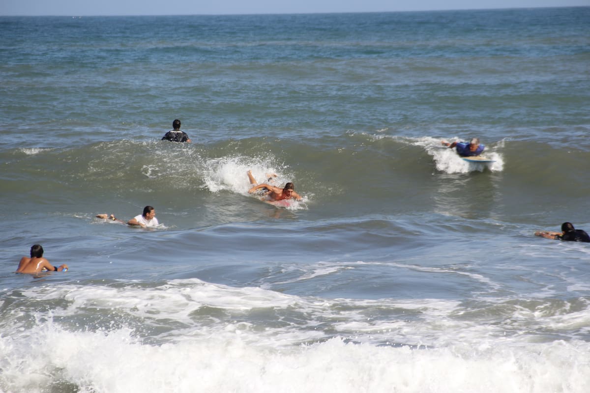 Surfistas en las playas de Bocagrande. EL UNIVERSAL
