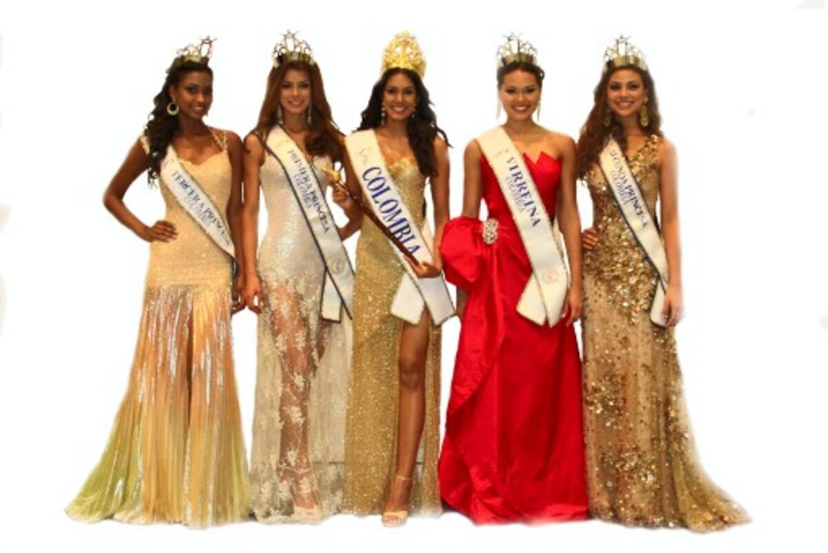 La Tercera Princesa, Diana Mina; Primera Princesa, Natalia Valenzuela; la Señorita Colombia Catalina Robayo; la Virreina Nacional Lizeth González y la Segunda Princesa Tatiana Nájera. Cortesía