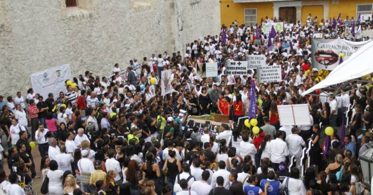 Miles de participantes entre bolivarenses y turistas que se unieron a la causa, acompañados de pancartas y globos cumplieron con la cita para decir ¡ni una víctima más!. OSCAR DIAZ ACOSTA EL UNIVERSAL