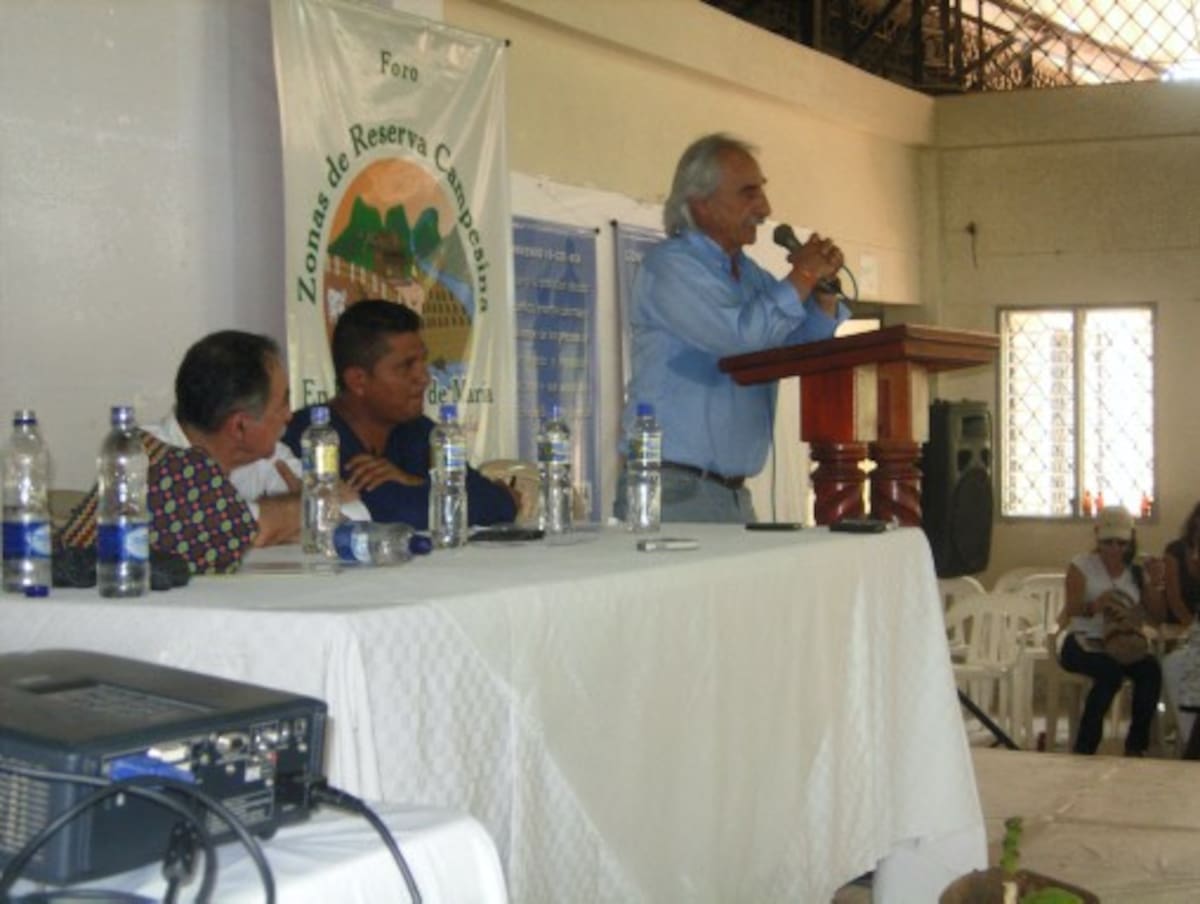 Alfredo Molano, experto en conflictos rurales, interviene en el Foro de las Zonas de Reservas Campesinas, en El Carmen de Bolívar. Le acompañan Andrés Gil y Darío Fajardo HERMES FIGUEROA A.- EL UNIVERSAL
