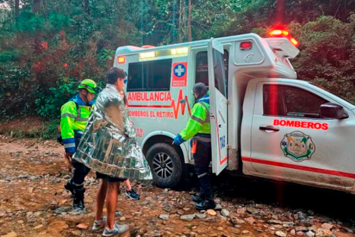 Rescatan a jóvenes tras estar perdidos por más de 20 horas en una montaña