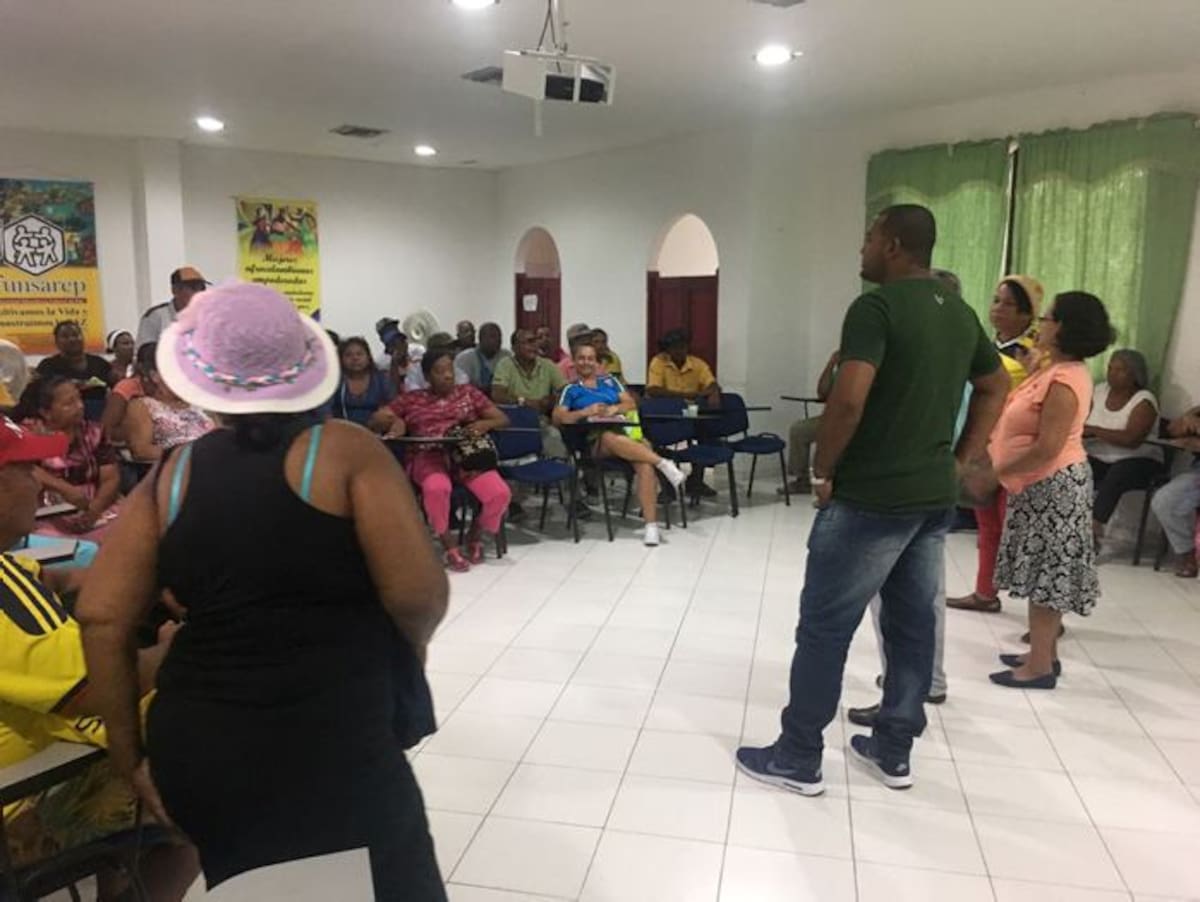 Comerciantes y comunidad reunidos en Funsarep. Mateo Sepúlveda