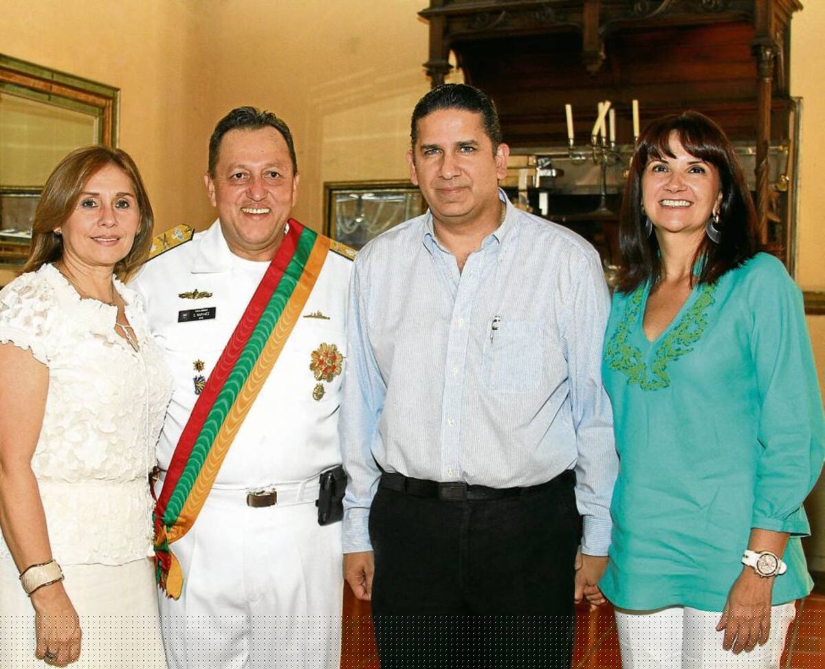 Ana Carmela de Narváez; el homenajeado, César Augusto Narváez; el gobernador de Bolívar, Juan Carlos Gossaín; y la primera Dama del Departamento, Ana Elvira Gómez. Maruja Parra /El Universal/