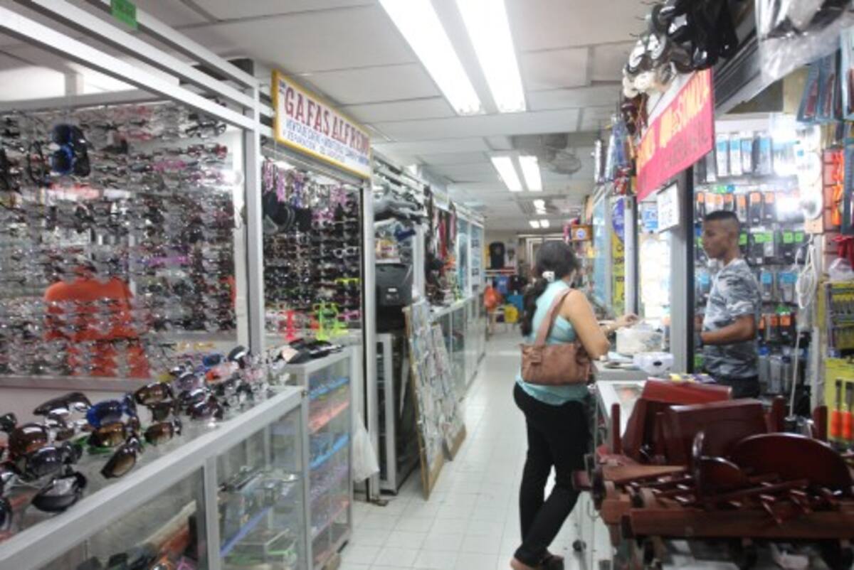 Los vendedores formalizados del Pasaje Comercial Nueva Colombia se quejan del calor intenso que soportan en este sitio y aseguran que este factor aleja a los clientes. ÓSCAR DÍAZ - EL UNIVERSAL