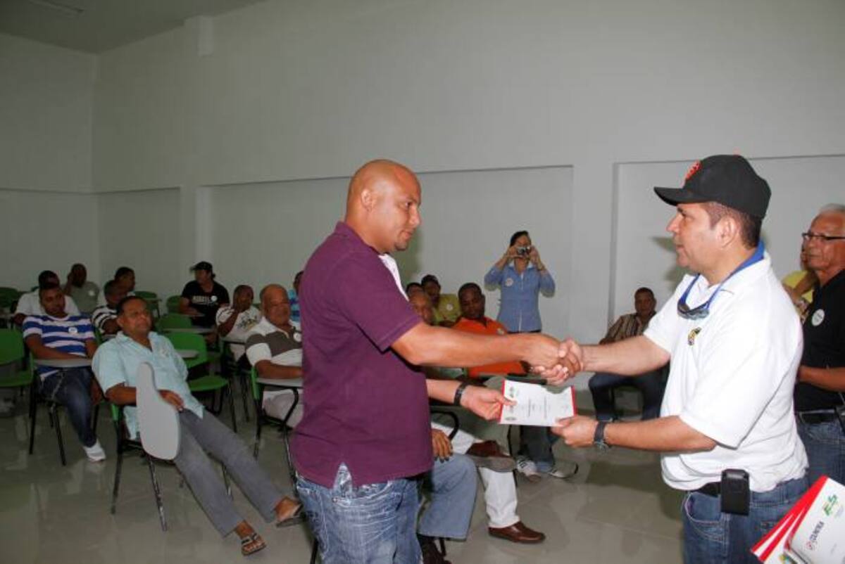 Los 45 conductores del DATT recibieron certificado de manejo defensivo y seguridad vial de manos del director del DATT, Edilberto Mendoza. ÓSCAR DÍAZ-EL UNIVERSAL