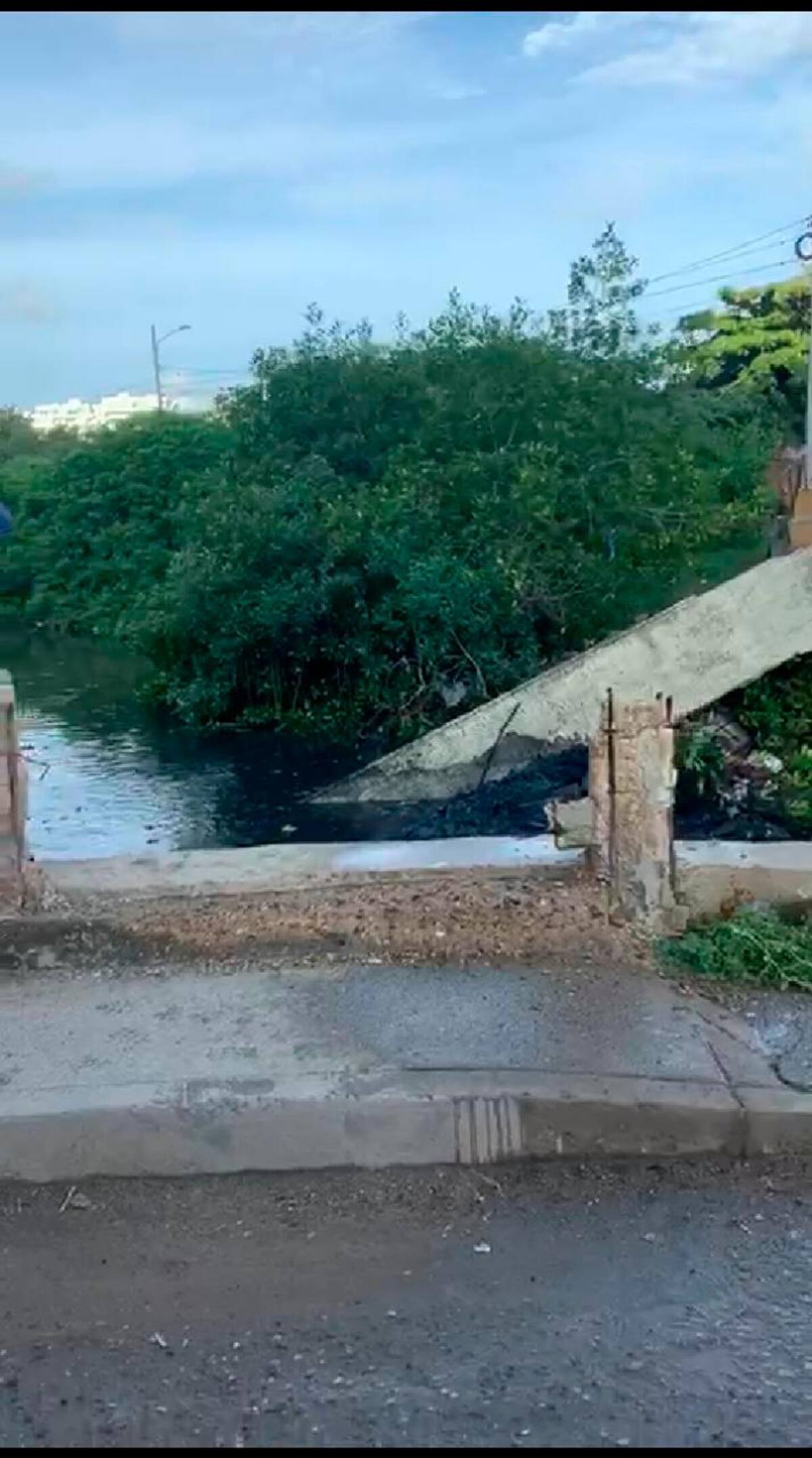 La estructura cayó en las aguas del caño Juan Angola.