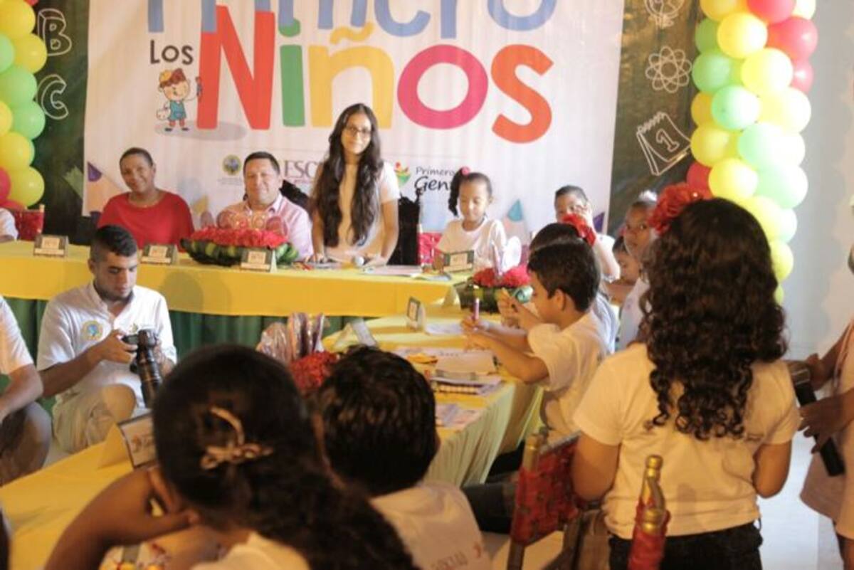 La Primera dama del Distrito, Viviana Sánchez; el alcalde Manolo Duque y la alcaldesa de los niños Yulieth López con su gabinete. CORTESÍA.
