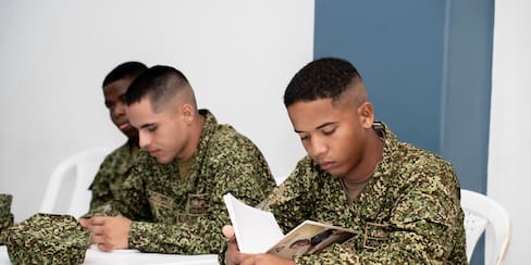 Infantes de Marina obtendrán el título de bachiller tras alianza con la Alcaldía