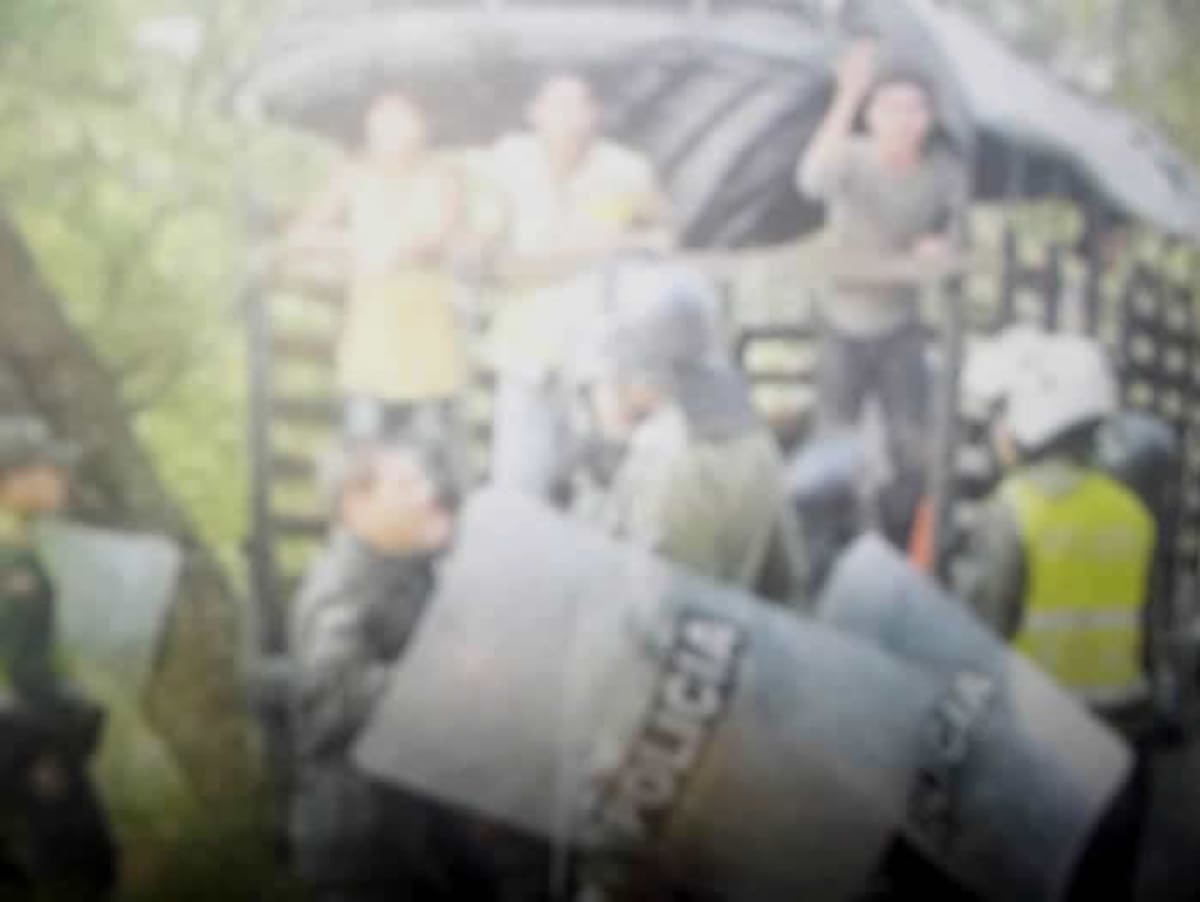 Las autoridades fueron las encargados de hacer el desalojo en Ranchos del Inat, donde fueron capturadas cinco personas, mientras que otras dos quedaron heridas durante el desalojo en Rancho del Inat.