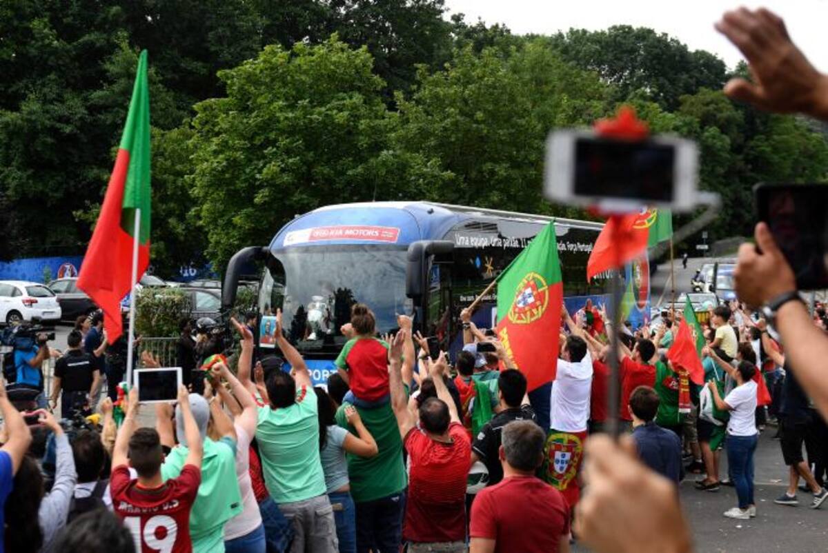Los seguidores del equipo luso celebran haber ganado la Eurocopa 2016. AFP FRANCISCO LEONG