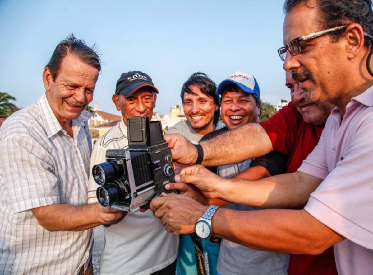 Albeiro, Ramiro, Tico, Álvaro, Pedro y Juan Diego tienen en sus manos la cámara marca Mamiya que Álvaro Delgado usó al comenzar su carrera. AROLDO MESTRE