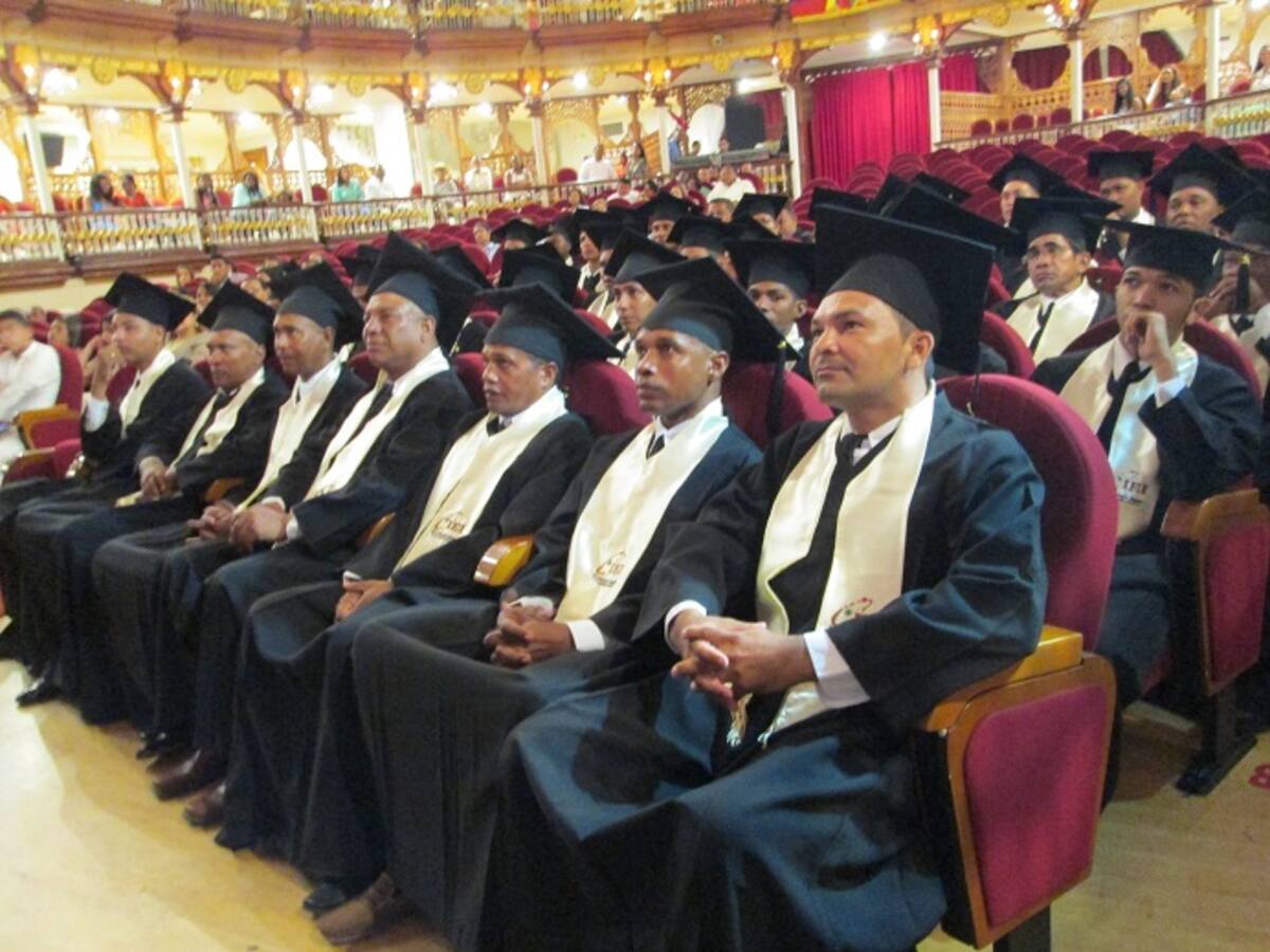 La ceremonia se realizó en el elegante Teatro Adolfo Mejía.