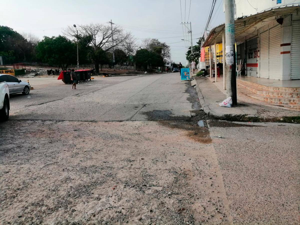 Sobre la vía cayó el joven herido a bala. Murió en la Clínica Blas de Lezo.