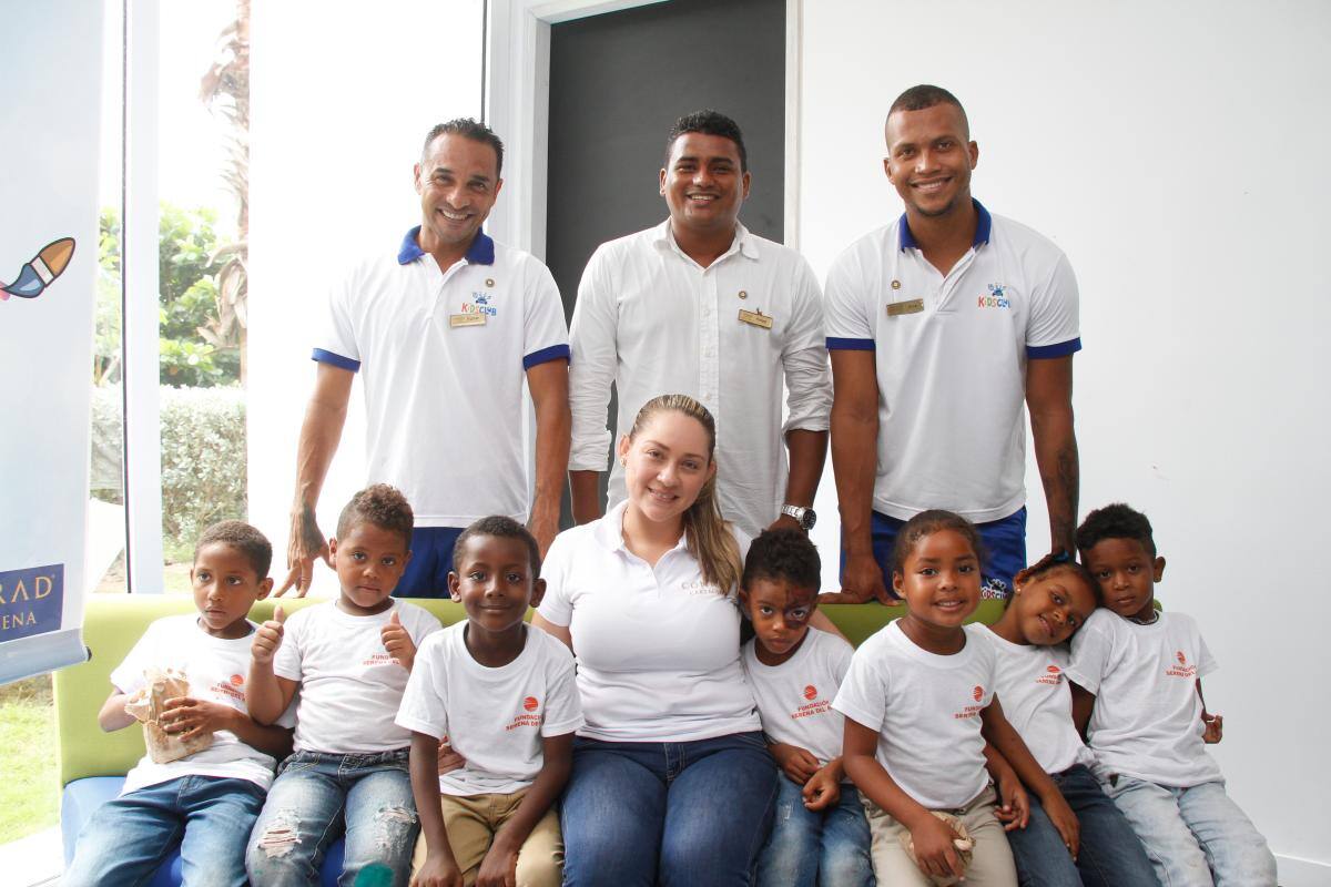 Igmar Nieto, Rafael Botero y Elvis Román, con los niños Daniel Arturo Castro, Rafael Salgado, Ángela Colón, Yeiner Soto, Ana Victoria Hassan, Danelis Espinto y Yorjan David Díaz.
