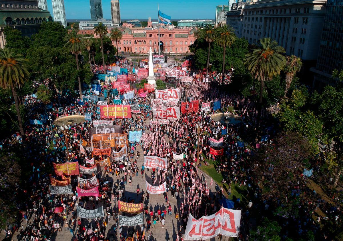 La manifestación partió desde la céntrica avenida 9 de julio y se dirigió a Plaza de Mayo, en donde se encuentra la Casa Rosada, sede del Poder Ejecutivo nacional. //EFE
