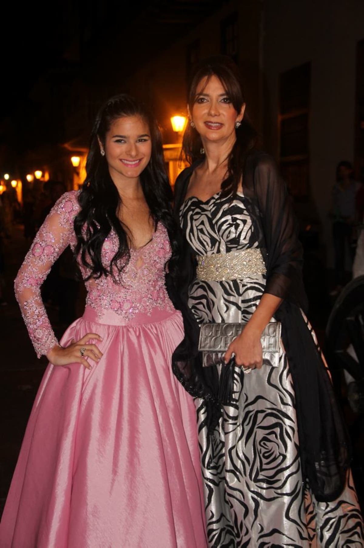 Katty Tinoco, madre de la novia, junto a su otra hija. DANIELA BUELVAS - EL UNIVERSAL