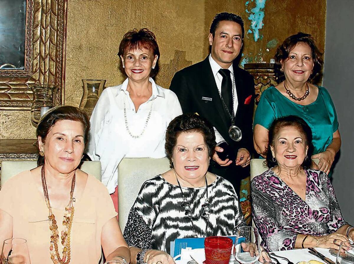 De pie: Taty Román, Óscar Santos, sommelier del Sofitel Santa Clara y Dianora Guerrero; sentadas: Merce Fernández, Norah Covo y Astrid Angulo. Maruja Parra /El Universal/