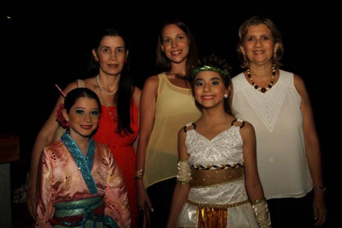 Atrás: Claudia de Piñeres, Melissa Noguera y Luz Stella Del Castillo; adelante: Susana Piñeres y Lucía Del Castillo.