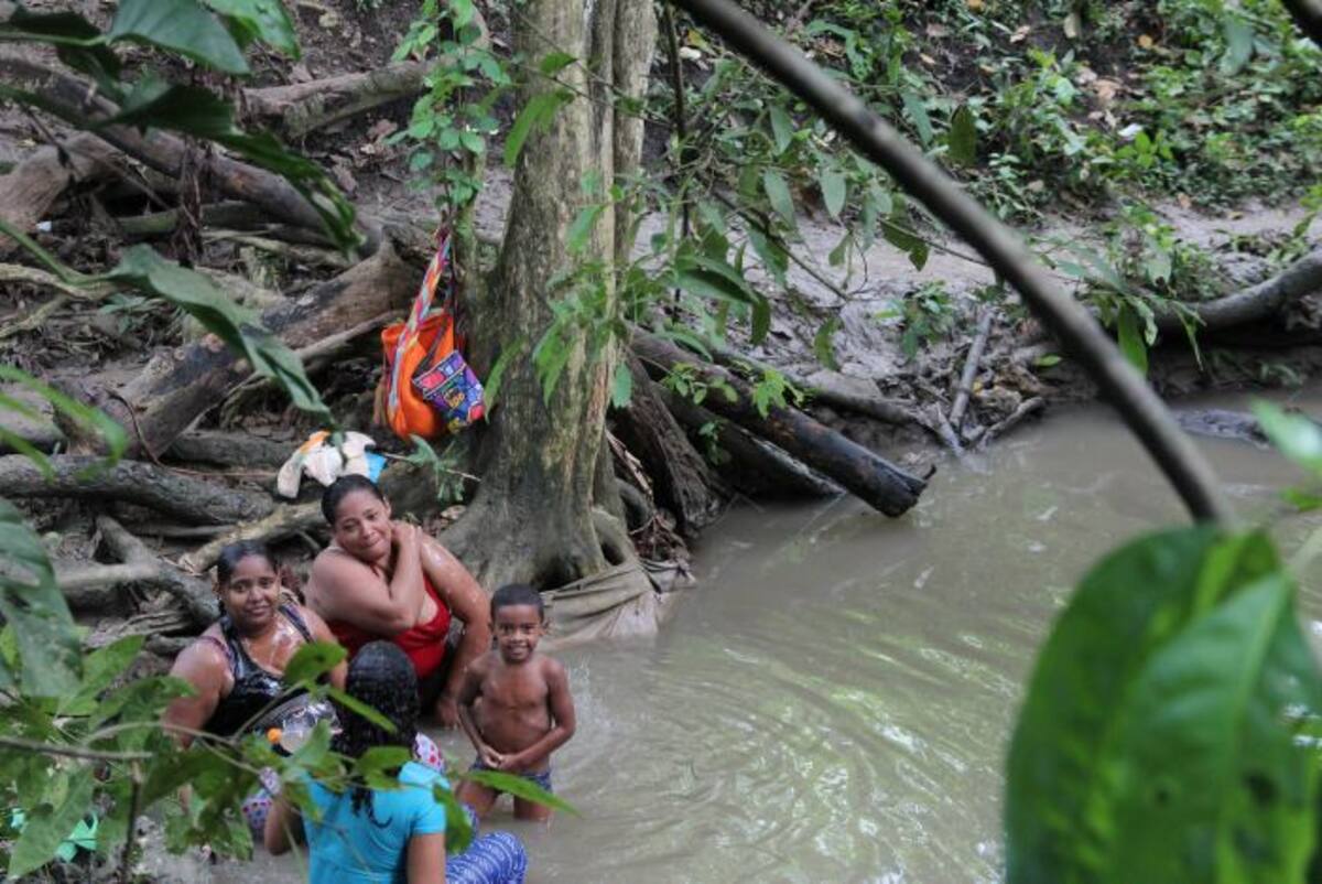 En busca de agua, las personas acuden a los arroyos que bajan desde Turbaco. Gabriel J. García G.