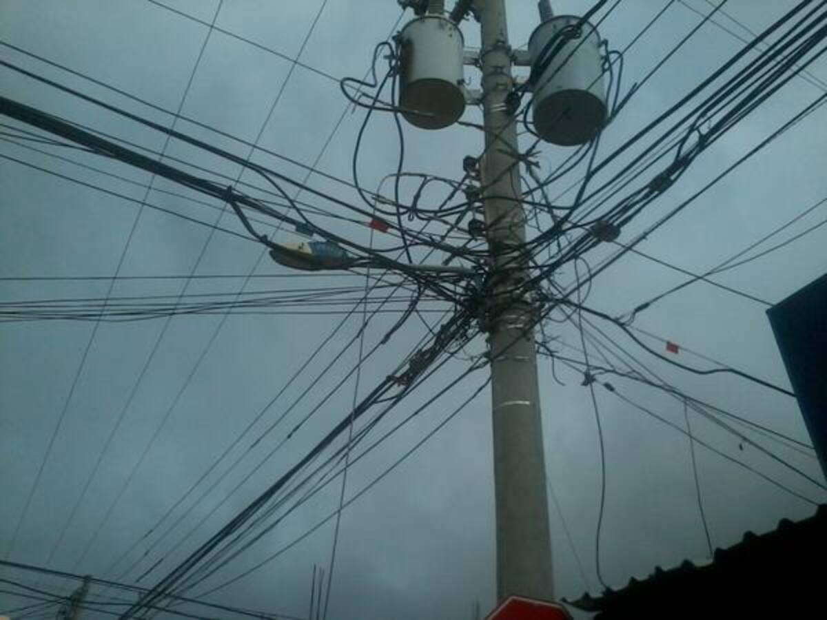De este poste se desprendió el cable que causó la muerte al caballo. Cortesía @ENERJEI