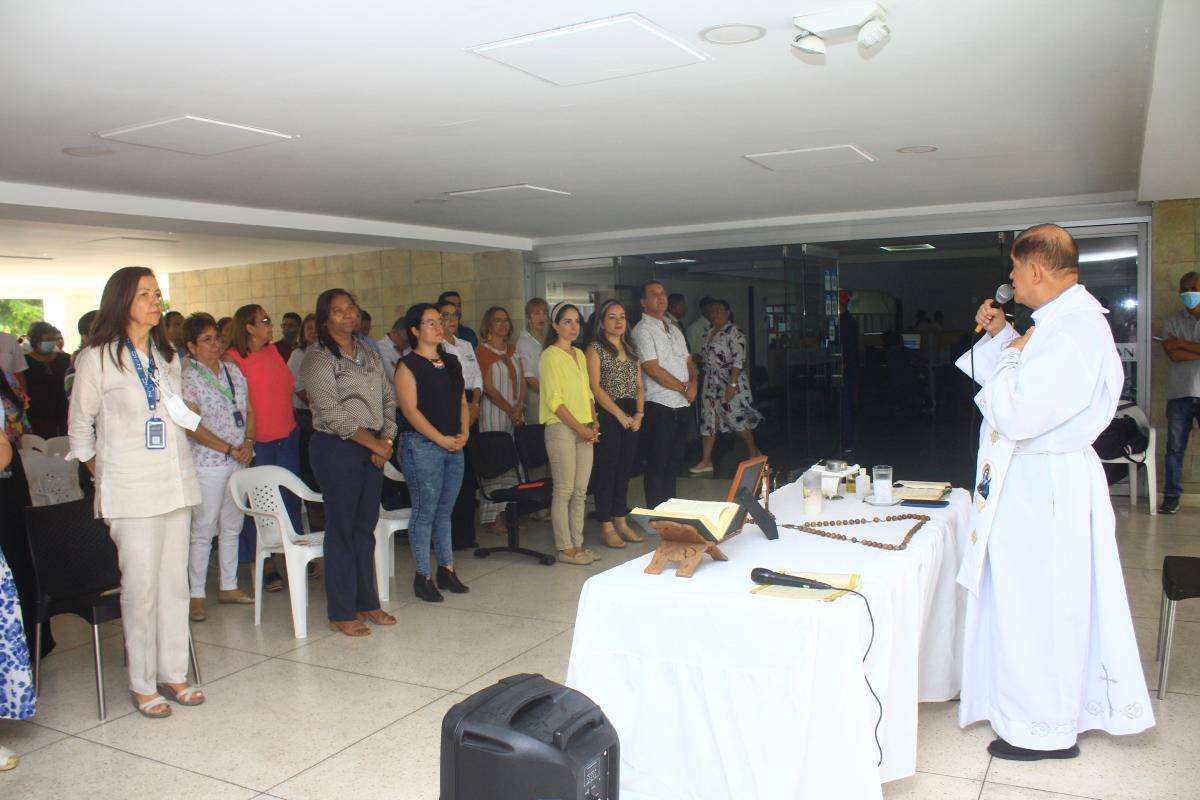 Con una misa de acción de gracias, oficiada por el padre Norman Serna, de la Parroquia La Milagrosa, del Barrio Bellavista, se dio al servicio el Punto de Contacto de la DIAN, en Manga. // Julio Castaño-El Universal.