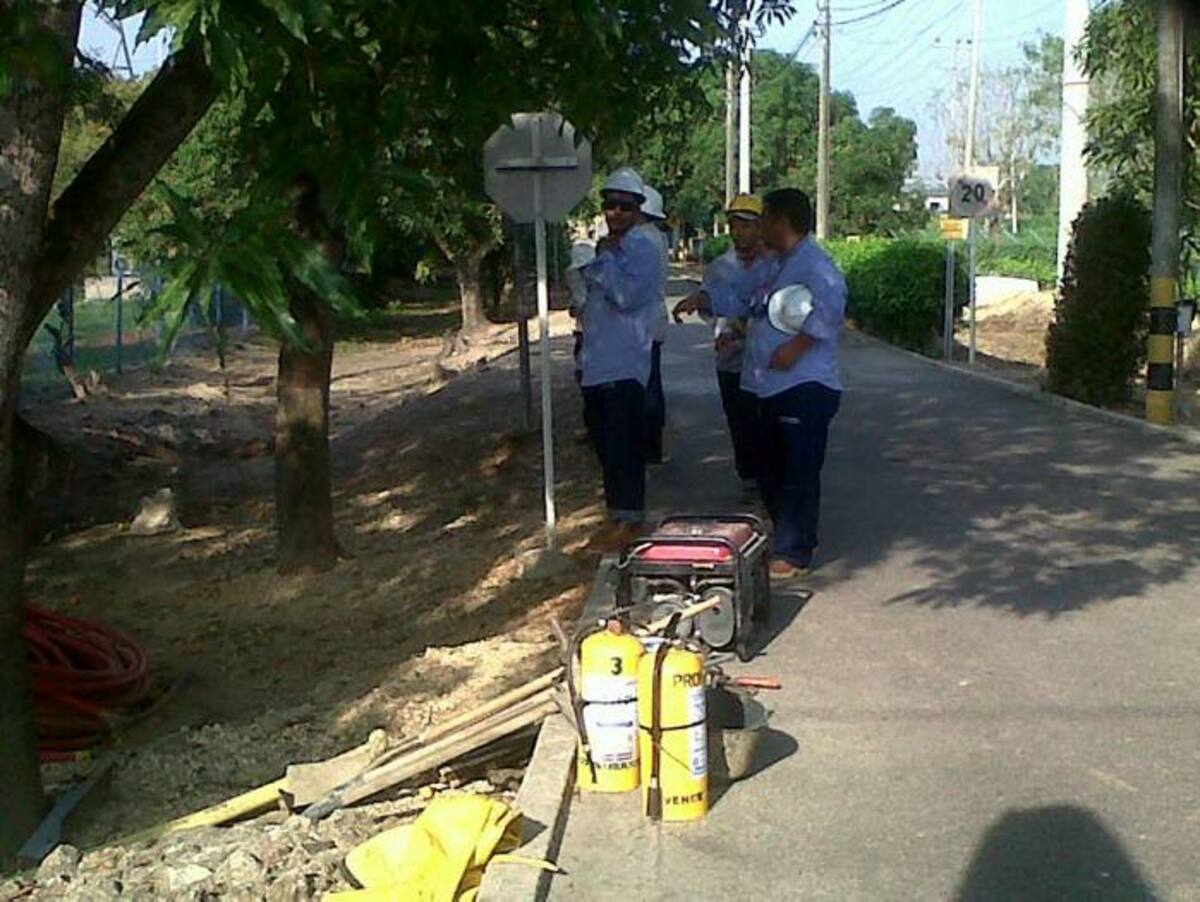 Personal de Promigas atiende la emergencia. LUIS CARLOS PRADO - ELUNIVERSAL.COM.CO