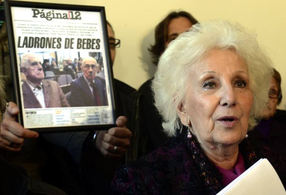 Las Madres de la Plaza de Mayo sigue reclamando por los bebés robados durante la dictadura de Videla. AFP