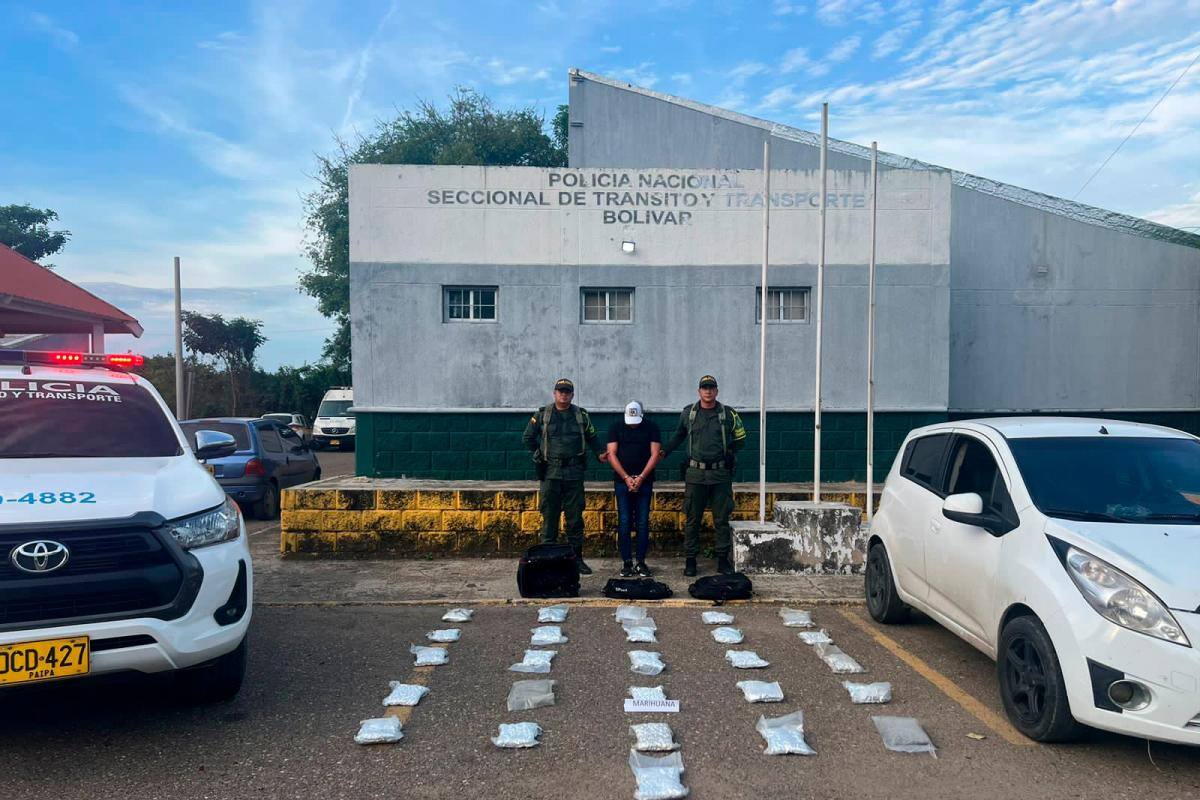 Su nerviosismo lo delató: llevaba 26 paquetes de marihuana en el carro
