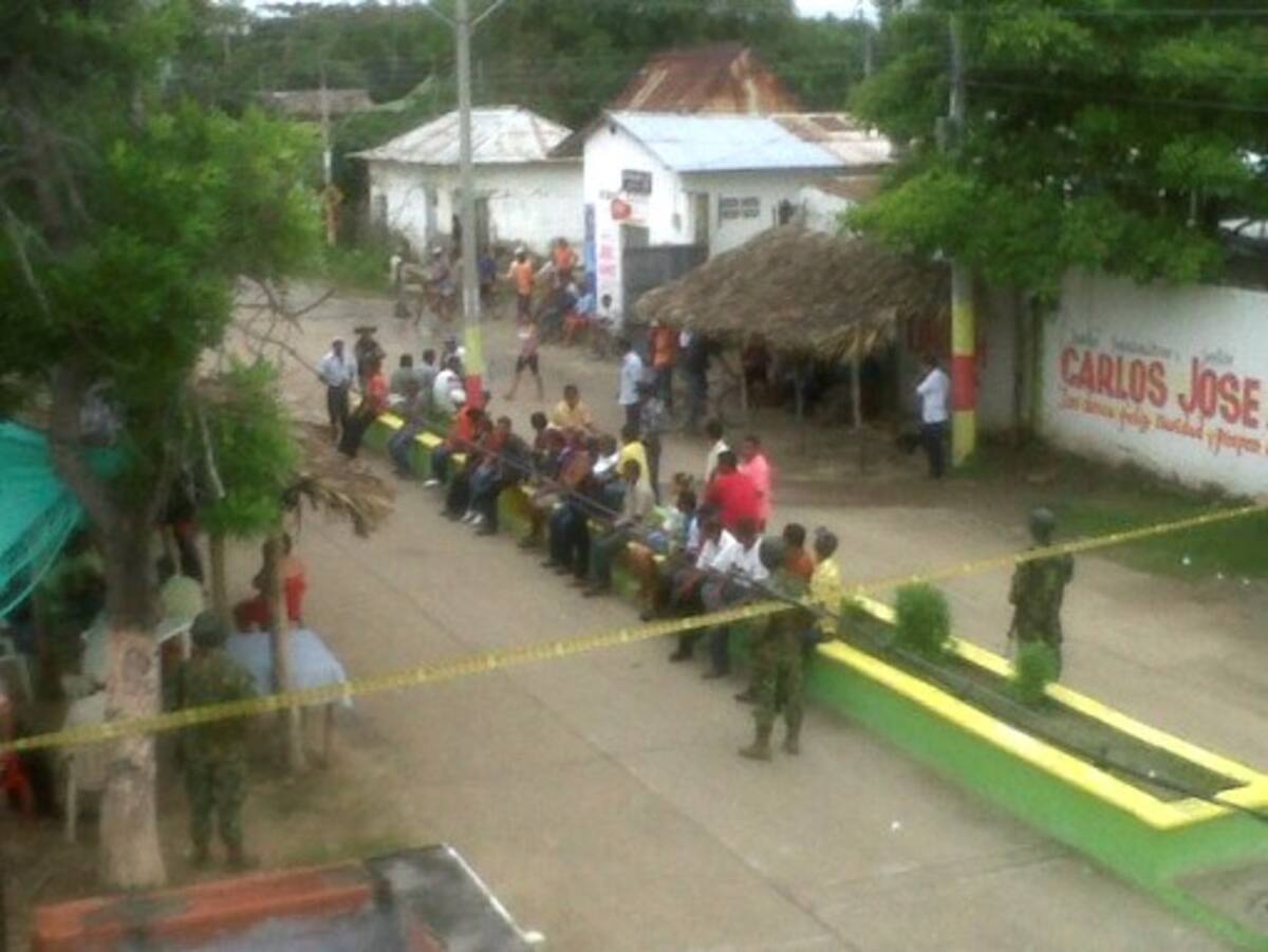 Los militares custodian la sede de la Alcaldía para evitar que sea quemada o saqueada por algunos vándalos, mientras las comunidades esperan que regrese la institucionalidad al pueblo. LILA LEYVA - EL UNIVERSAL