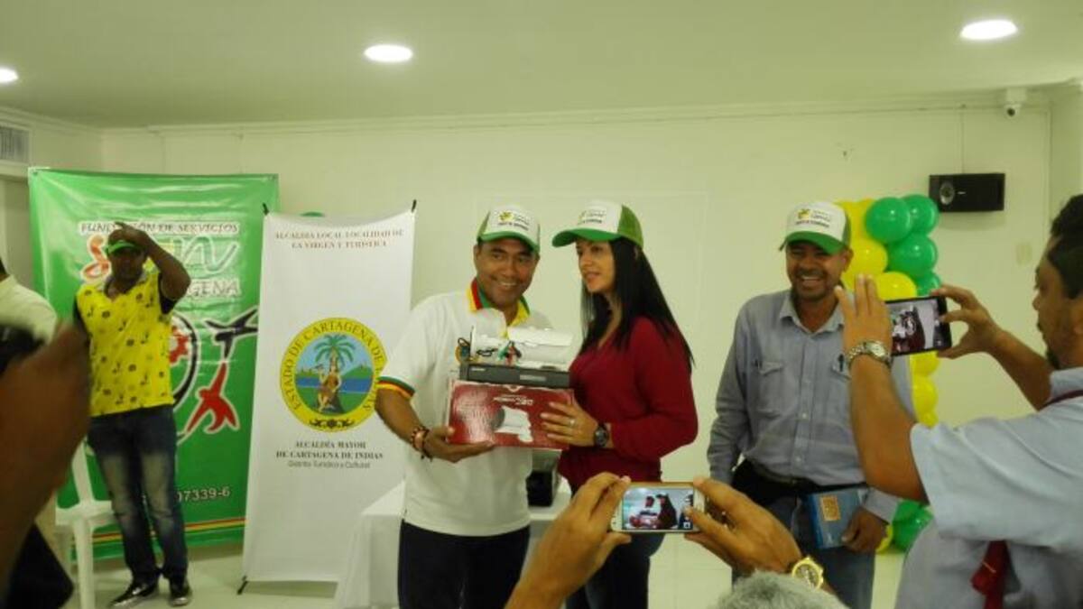 Los representantes de sectores de 10 barrios de Cartagena con frentes de seguridad, recibieron los equipos tecnológicos. Samuel Álvarez Beleño/ El Universal