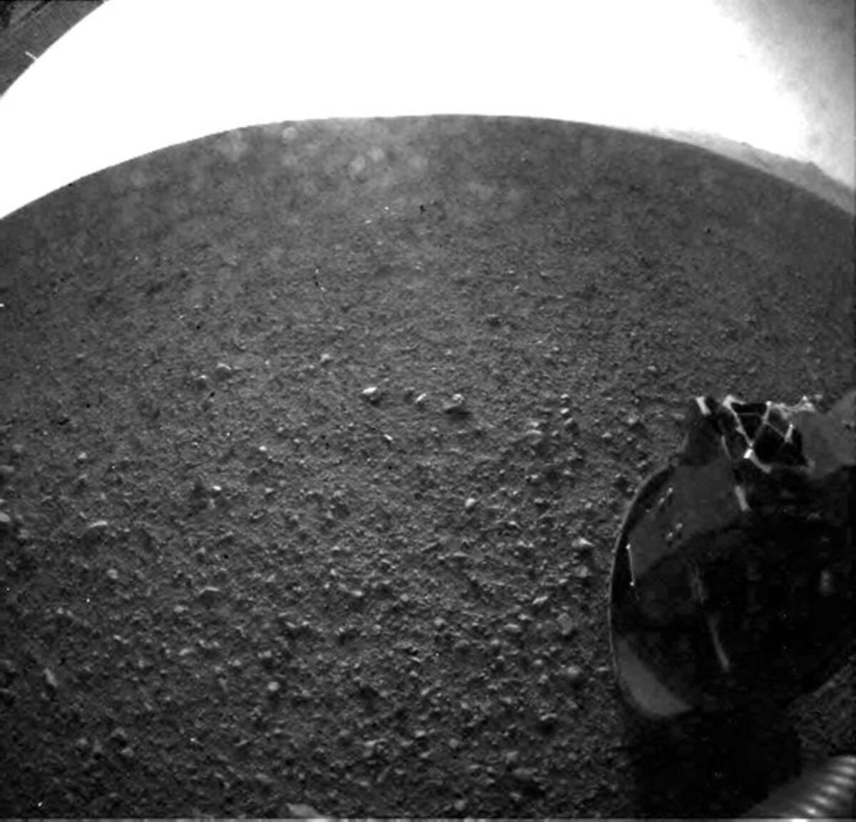 La roca seleccionada se encuentra en un lugar en el que las cámaras de Curiosity encontraron características geológicas inesperadas, entre ellas nódulos y piedras incrustadas en la piedra arenisca y tal vez también agujeros en el suelo. AP