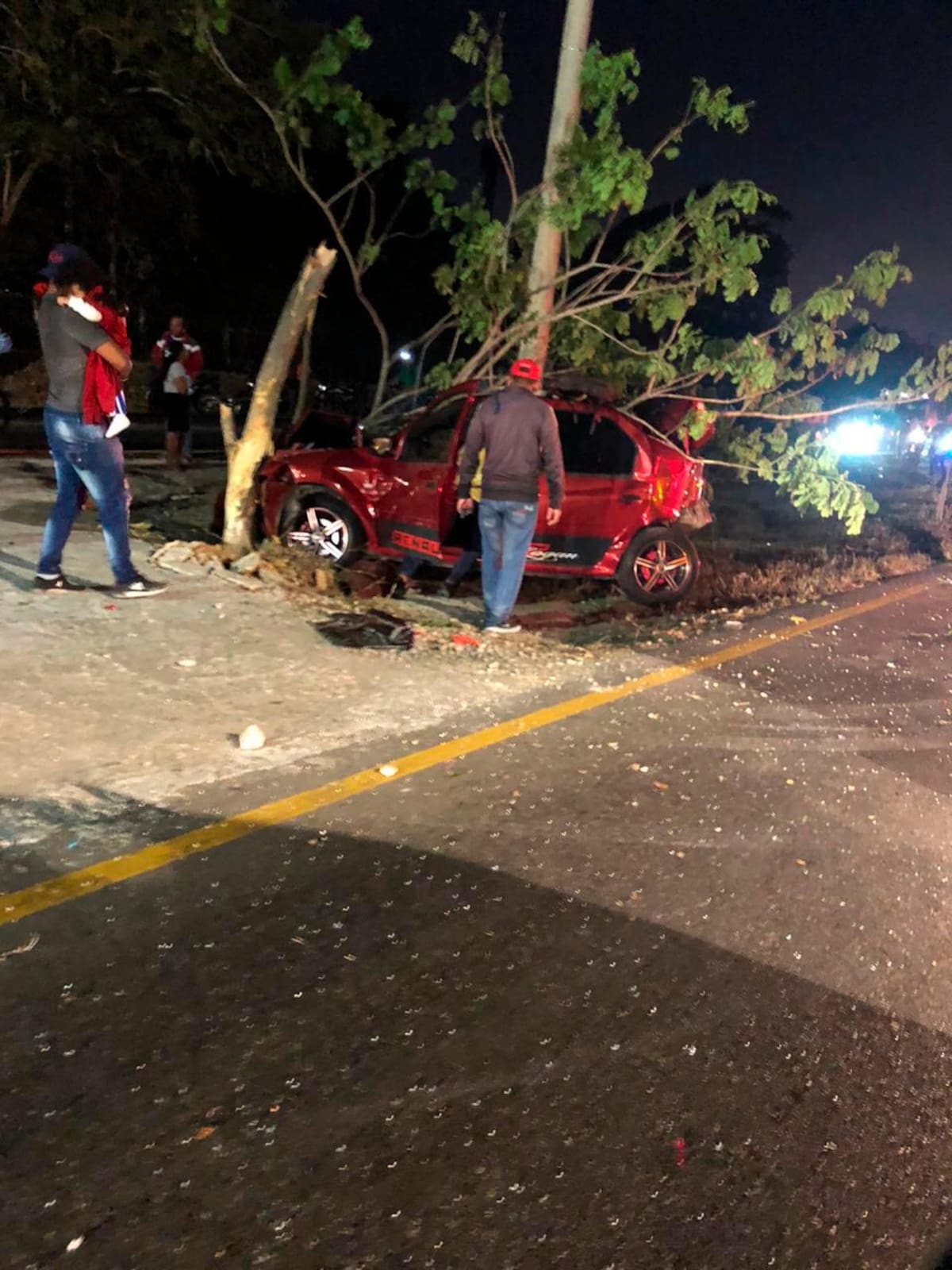 El bus arrolló a un moto y a un automóvil antes de quedar volcado a un lado de la vía.