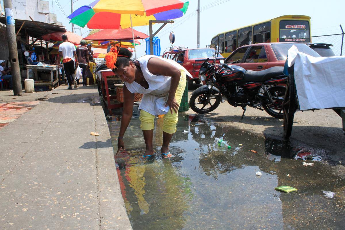 Emergencia en el Mercado de Bazurto por fuga de agua