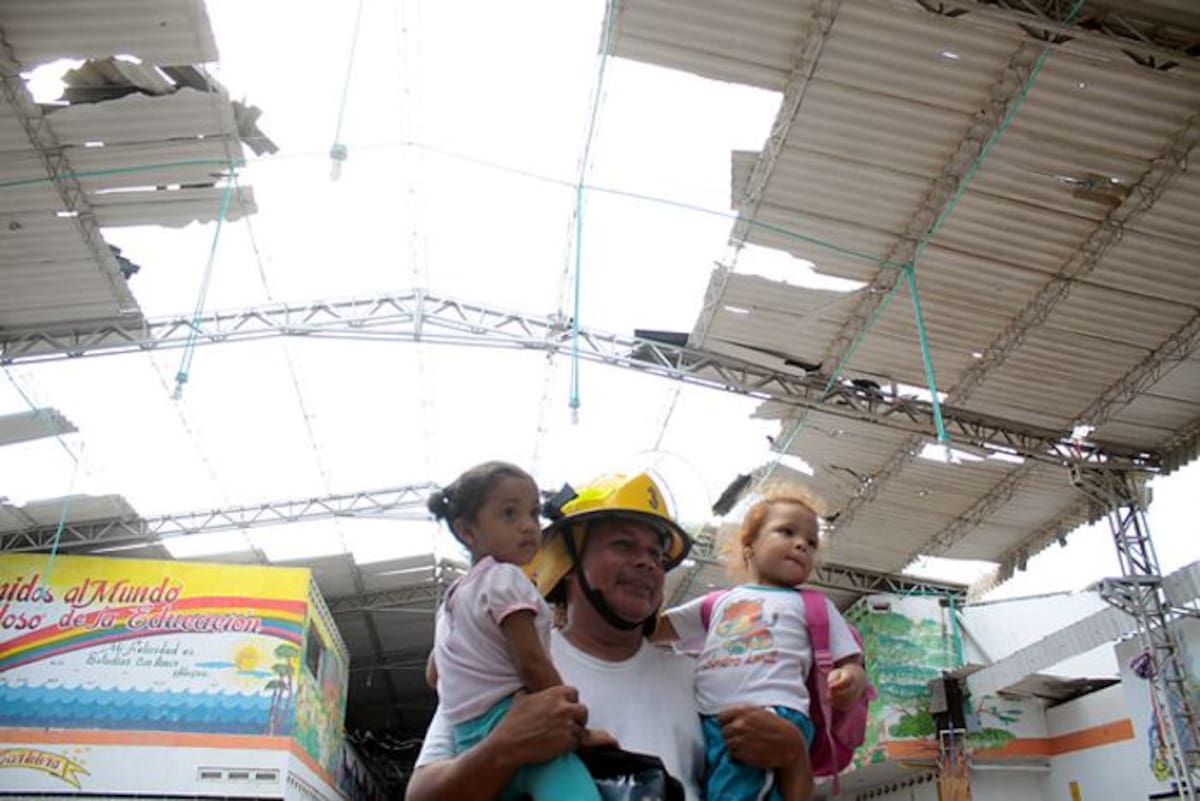 Los niños fueron tranquilizados por los organismos de seguridad que llegaron al sitio y fueron evacuados sin que alguno sufriera siquiera magulladuras. RAFAEL POLO AVELLANEDA