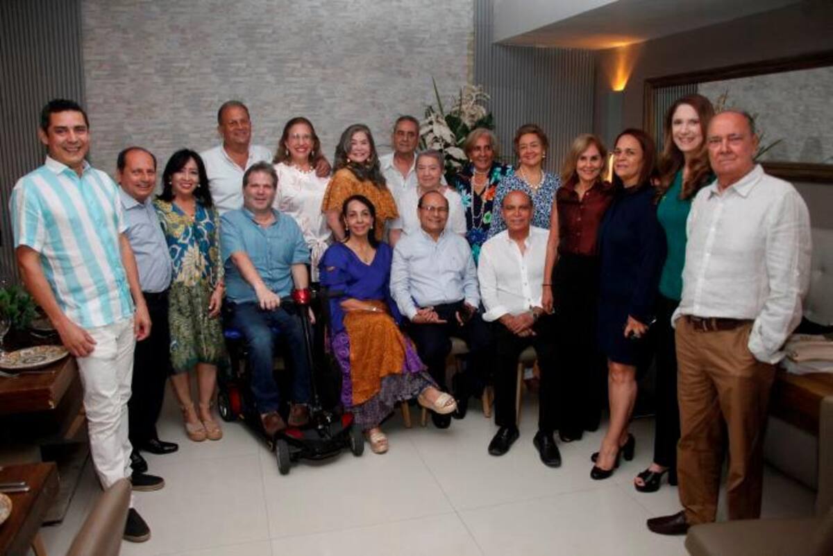 Alexi Turizo, Elias Raad, Elisa Luna, Juan Gonzalo Botero, Rafael Pereira, Patricia Martínez de Pereira, Marle Rivera, Luis Alfredo Romano, Carlina Maldonado, Regina Barraza, Carmen Leticia de Ardila, Marta Díaz, Patricia Collins, Sacra Náder, Roberto Arrázola. Sentados: Ada de Raad, Miguel Raad, Jairo Yidios