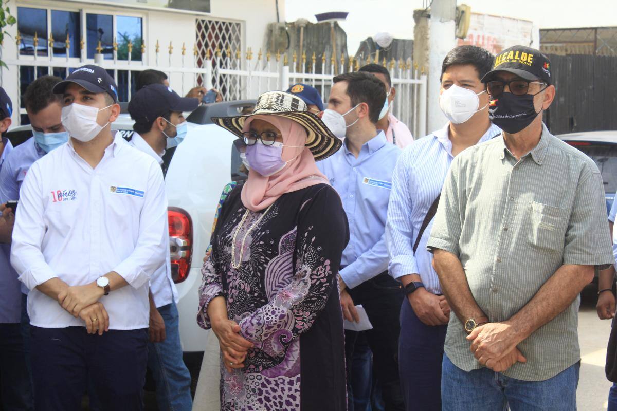 La Directora Ejecutiva de ONU-Habitat, Maimunah Mohd Sharif, el ministro de Vivienda, Jonathan Malagon y el alcalde de Cartagena, William Dau. ////Julio Castaño- El Universal.