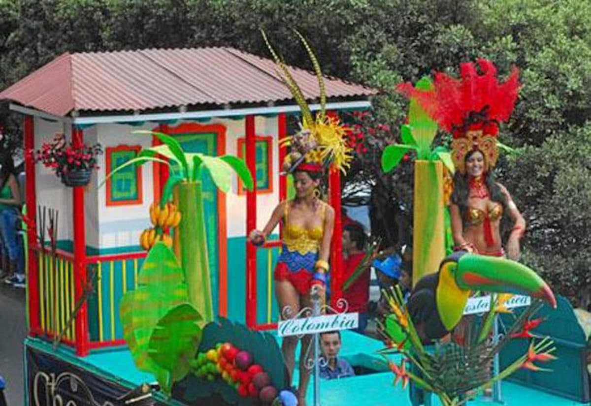 Durante el ‘Desfile de las Naciones’ en Manizales. Yoselín Rincón Castillo (Colombia), y Fabiana Granados (Costa Rica). CORTESÍA