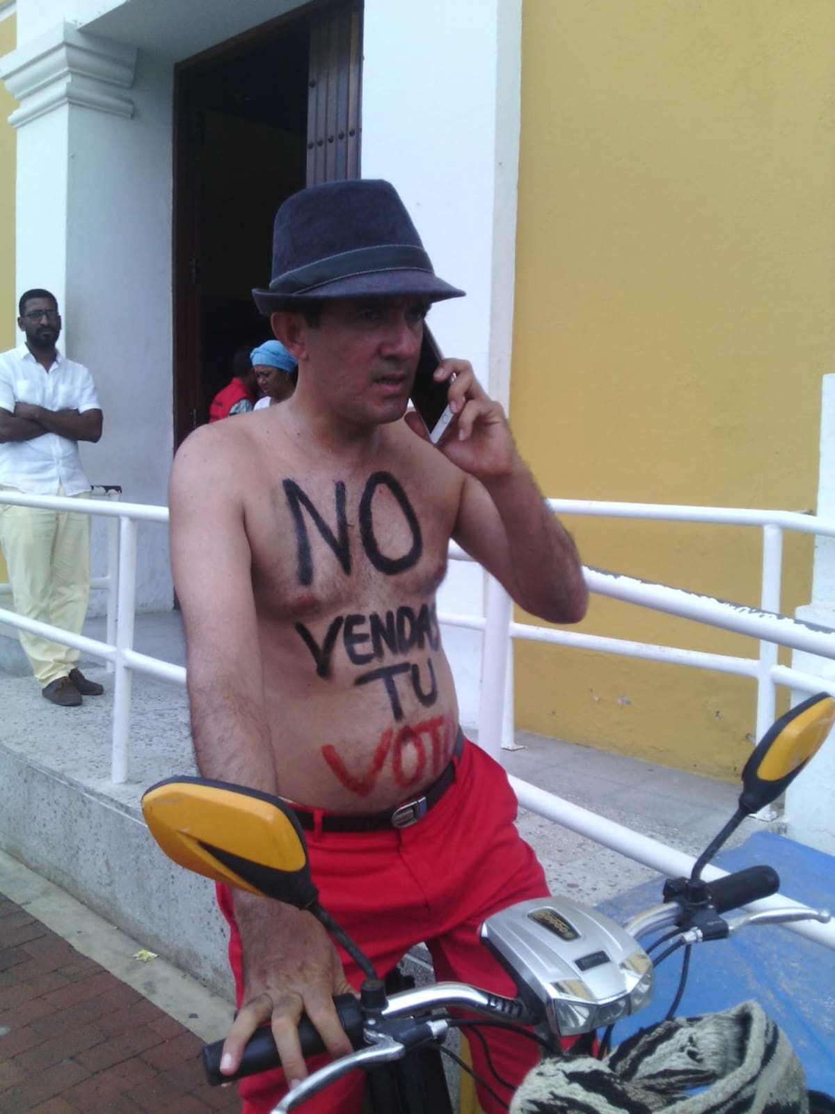 El abogado protesta en contra del proyecto del concejal Cesar Pión, que busca prohibir que turistas y cartageneros puedan caminar sin camiseta o en traje de baño por algunos puntos de la ciudad. EL UNIVERSAL