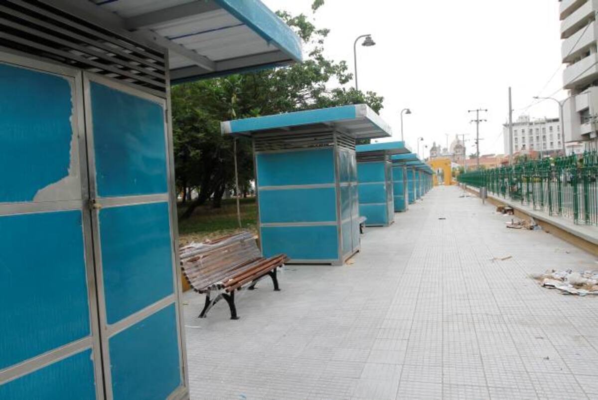 Según los libreros, en el Parque del Centenario se han instalado 14 puestos de venta pero no han podido ser utilizados porque les faltan vitrinas y estanterías. El compromiso del Distrito es armar los 15 módulos faltantes antes de que termine octubre. AROLDO MESTE ALCÁNTARA - EL UNIVERSAL