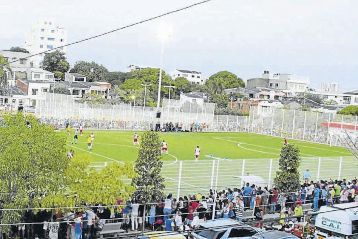 Los Calamares ilumina el fútbol de Bolívar con una hermosa cancha