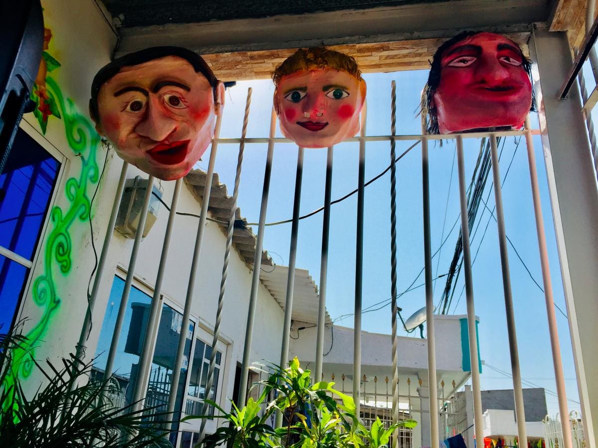 Los cabezones, colgados en la reja de la casa de los Rodríguez a pocos días del carnaval, son un símbolo que ya identifica a la cuadra.