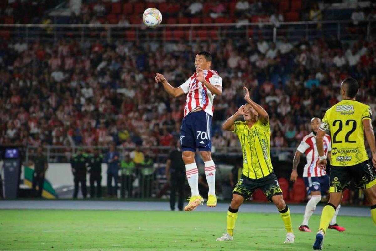 ¡Alarma!: Junior se enredó y ya no depende de sí mismo para clasificar