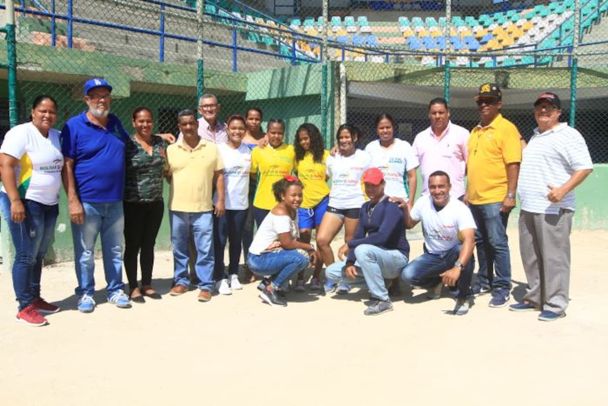 El lanzamiento del Campeonato de Sóftbol Femenino de Bolívar fue toda una fiesta de hermandad entre jugadoras, mánager y directivos de la Liga. JULIO CASTAÑO El Universal