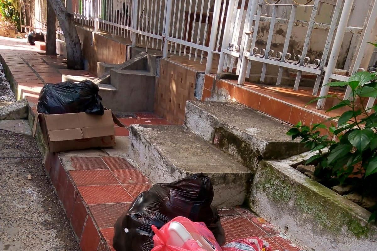 Más de cuatro días que Veolia no recoge la basura en varios barrios de Cartagena
